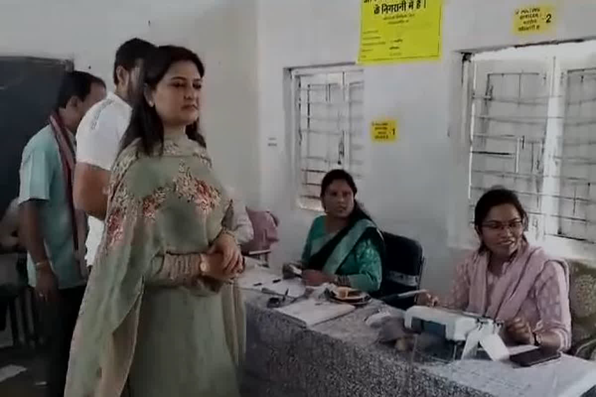Lok Sabha Election 2024 2nd Phase Voting Live Update : पंडरिया विधायक भावना बोहरा पहुंची मतदान केंद्र, गृह ग्राम रणवीरपुर में किया मतदान