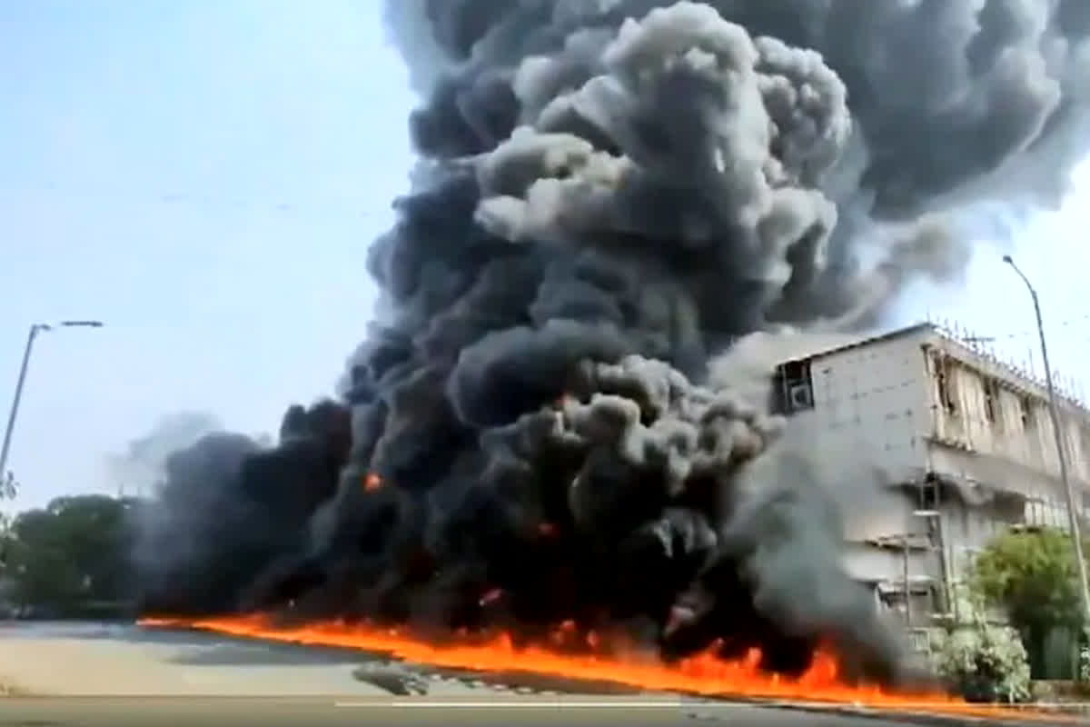 Chemical Plant Fire: केमिकल प्लांट में लगी भीषण आग, दो फैक्ट्रियां जलकर खाक, आसमान में छाया धुएं का गुबार…