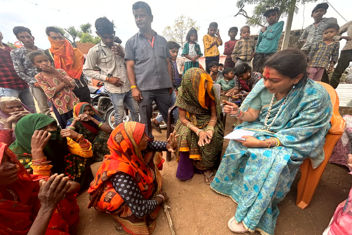 Priyadarshini Scindia: हाथ में कॉपी और पेन लेकर गांव-गांव पहुंच रहीं प्रियदर्शिनी सिंधिया, एक-एक ग्रामीणों की स्वयं लिखी समस्या