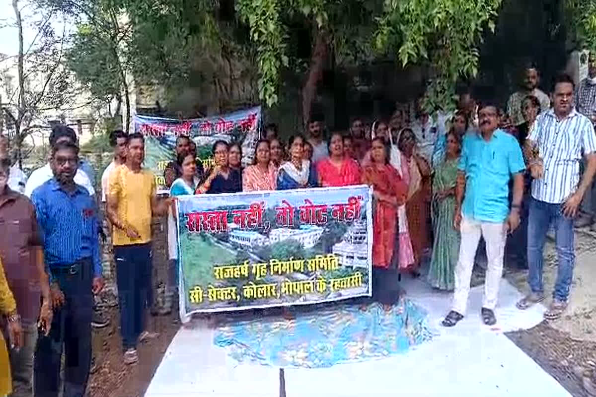 Chunav Ka Bahiskar: चुनाव से पहले रहवासियों ने किया चुनाव बहिष्कार का ऐलान, जमकर की नारेबाजी, सामने आई ये वजह