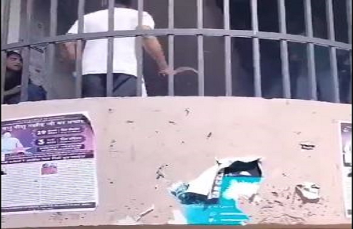 Bus Stand Me Chakubaji ka Video : बस स्टैंड में युवक ने युवती पर धारदार हथियार से किया वार, वीडियो देख खड़े हो जाएंगे आपके रोंगटे