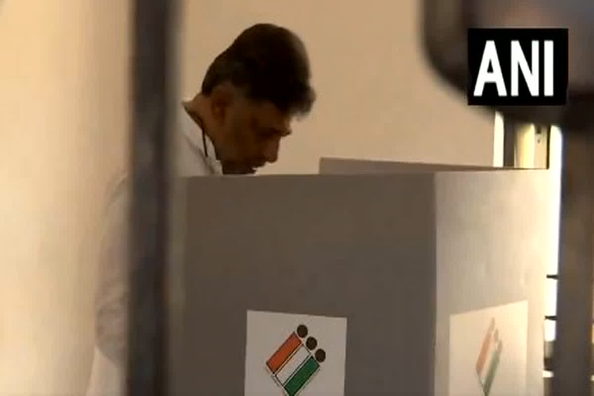 Lok Sabha Election 2nd Phase Voting: दूसरे चरण का मतदान जारी, उपमुख्यमंत्री डी.के. शिवकुमार ने डाला वोट..