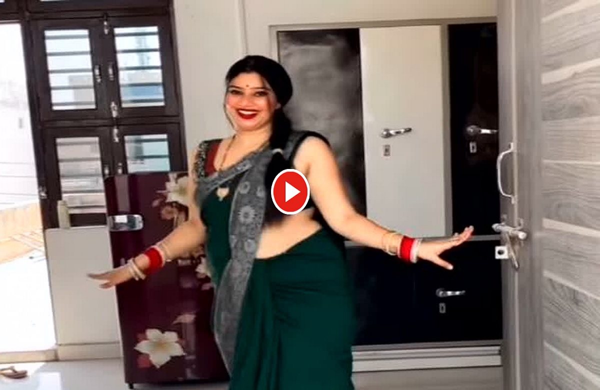 Desi Sexy Video: कैमरे के सामने देसी भाभी ने मटकाई पतली कमर, सेक्सी ब्लाउज में दिया पोज, वीडियो हुआ वायरल
