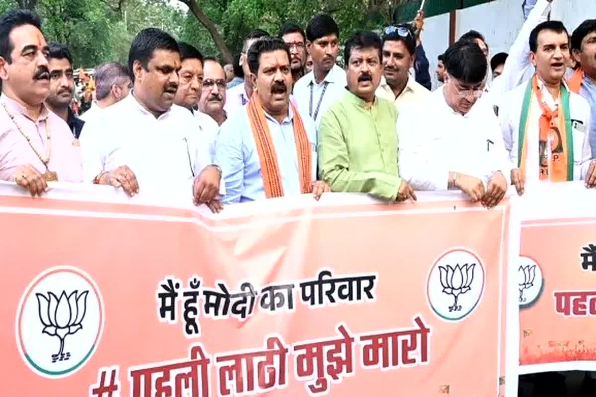 BJP Surrounded Congress Office: महंत के विवादित बयान पर फूटा भाजपाइयों का गुस्सा, कांग्रेस कार्यालय का किया घेराव, तोड़े बेरीकेट्स..