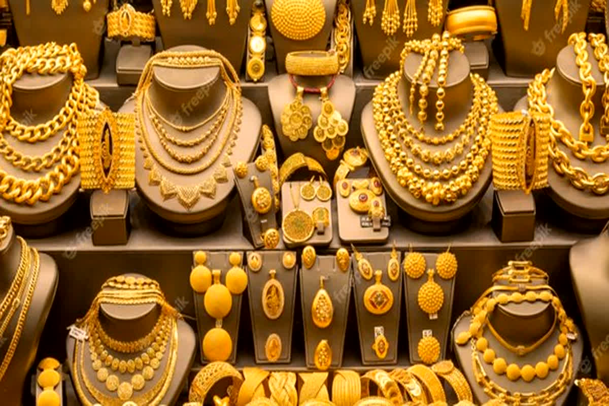 Today Gold Price: शादियों के सीजन में फिर सस्ता हुआ सोना, चांदी के दामों में भी आई गिरावट, जानें आज क्या है ताजा भाव