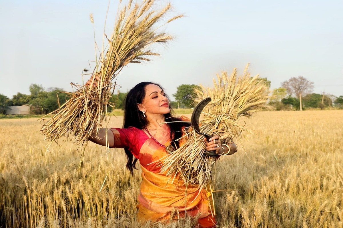 Hema Malini Harvest Photos : हंसिया लेकर हेमा मालिनी की खेत में एंट्री, महिलाओं के साथ की गेहूं की कटाई, जमकर वायरल हो रही ये तस्वीरें