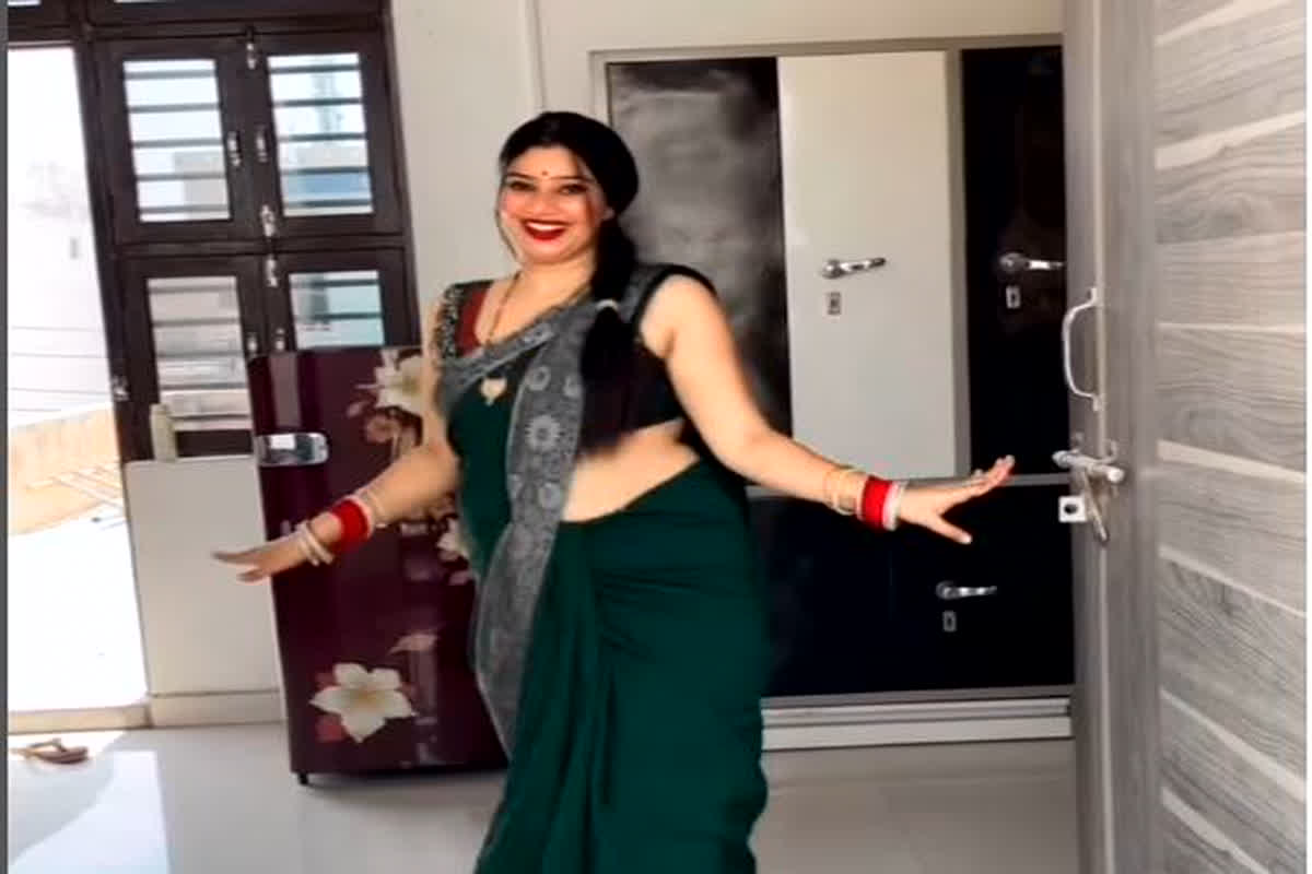 Indian Bhabhi Sexy Video : Indian Bhabhi ने कैमरे के सामने किया सेक्सी डांस, मूव्स देखकर फैंस हो रहे बेकाबू