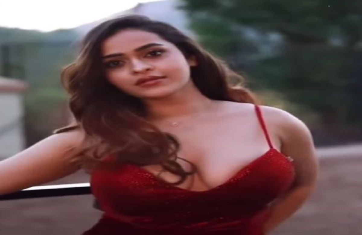 Indian Bhabhi Sexy Video : Indian Bhabhi ने डीपनेक ड्रेस में फ्लॉन्ट किया बोल्ड फिगर, वायरल हुआ सेक्सी वीडियो