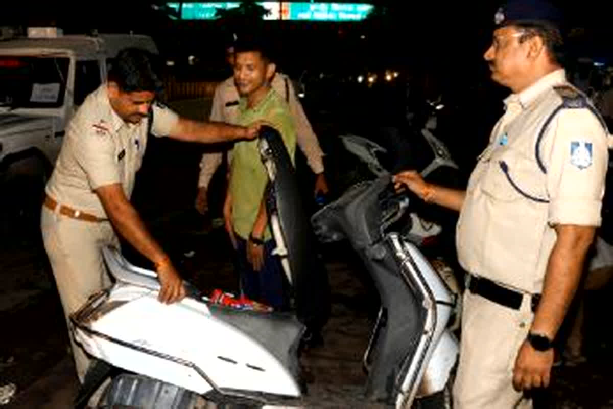 Indore News: आचार संहिता के मद्देनजर देर रात सड़कों पर उतरा पुलिस प्रशासन, 506 बदमाशों पर की गई वैधानिक कार्रवाई