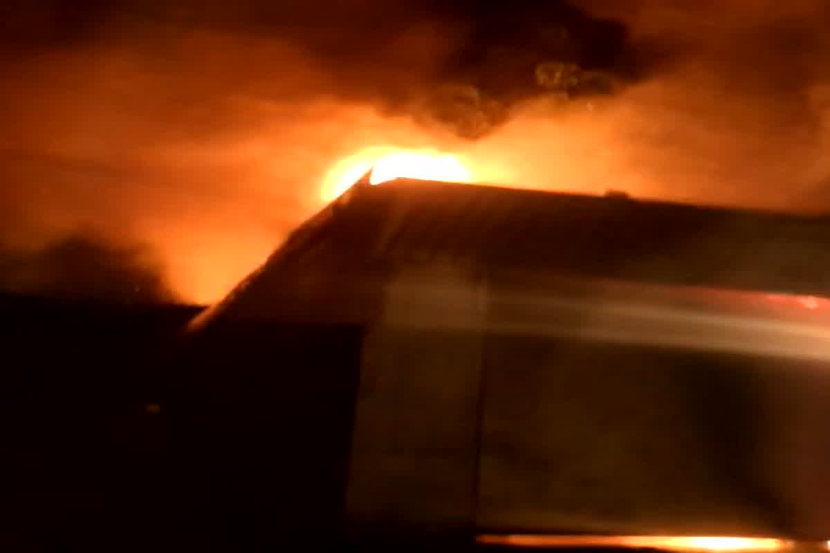 Fire In Jhabua: ऑटो सर्विस की दुकान में लगी भीषण आग, मंजर देख मची अफरा-तफरी, लाखों का सामान जलकर राख