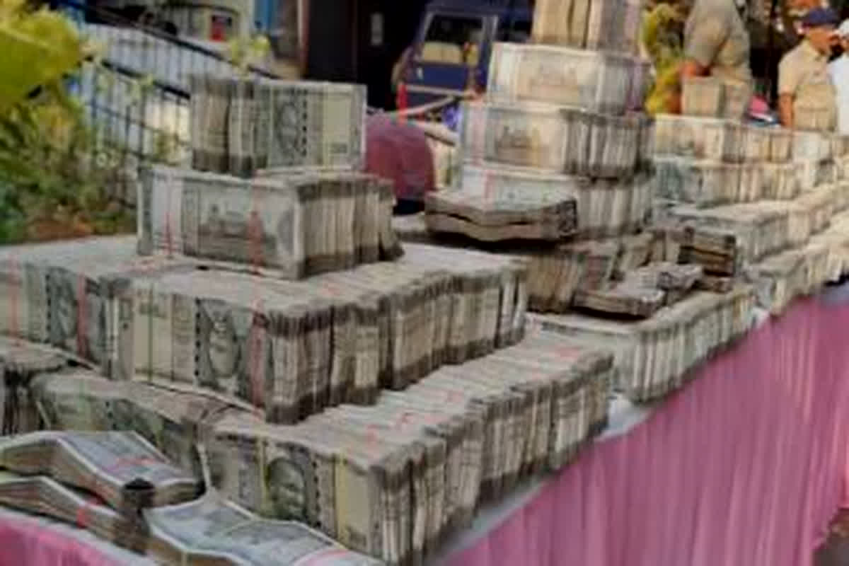 Police Raid In jewellery Showroom: ज्वेलरी शो रुम में पुलिस की छापेमार कार्रवाई, 5 करोड़ रुपए कैश सहित सोने चांदी के गहने किए जब्त