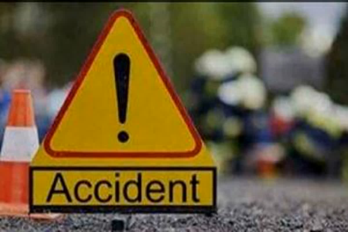 Road Accident: खाई में गिरी तेज रफ्तार कार, एक महिला समेत पांच लोगों की दर्दनाक मौत, मची अफरातफरी