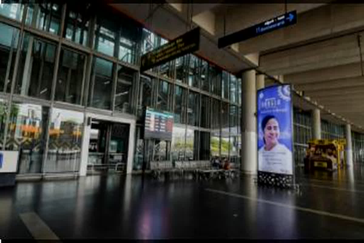 Kolkata Airport: अधिकारियों को मिला धमकी भरा मेल, कोलकाता समेत 4 एयरपोर्ट को दी बम से उड़ाने की धमकी, मचा हड़कंप