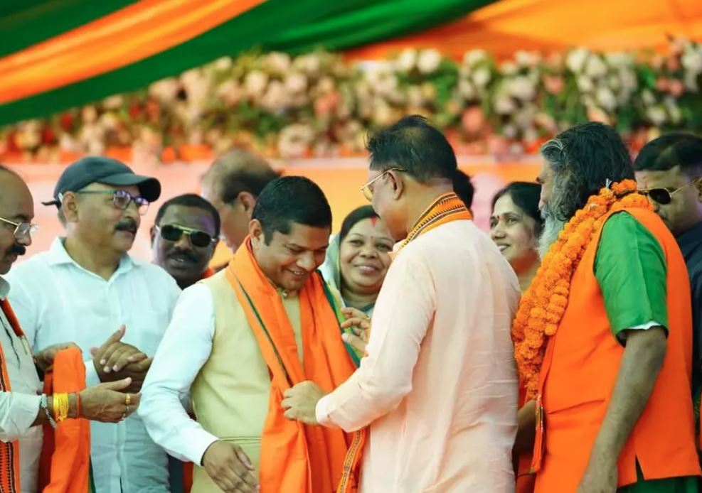 छत्तीसगढ़ में आम आदमी पार्टी को तगड़ा झटका! पूर्व प्रदेश अध्यक्ष कोमल हुपेंडी ने ज्वाइन की BJP