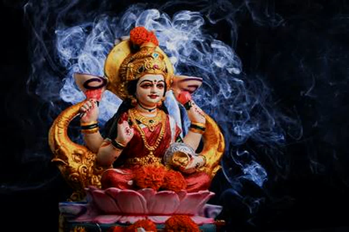 Lakshmi Panchami 2024: क्यों मनाई जाती है लक्ष्मी पंचमी, जानिए क्या है इसकी पूजा विधि और इसका महत्व