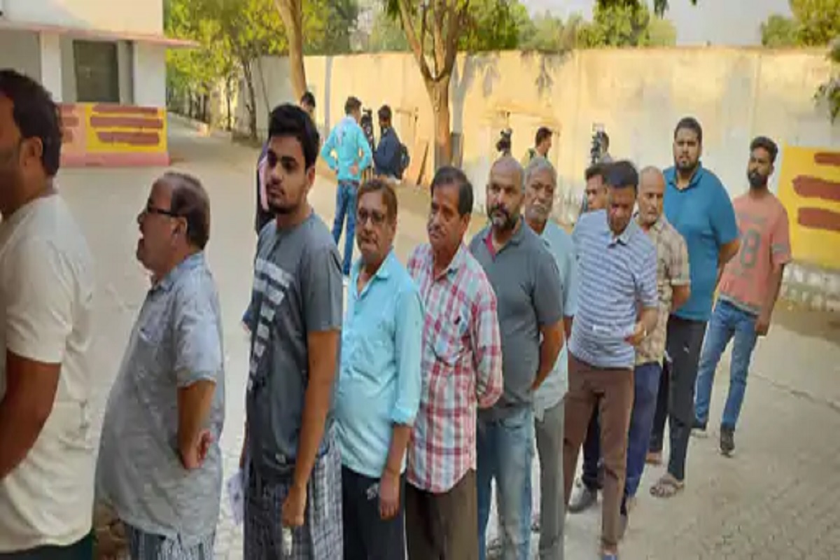 UP Lok Sabha Phase 2 Voting : उत्तर प्रदेश की 8 सीटों पर वोटिंग जारी, दिग्गजों ने डाला वोट, यहां के लोगों ने किया मतदान का बहिष्कार