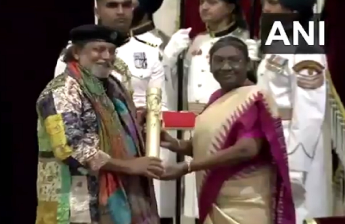 Padma Awards 2024 : राष्ट्रपति मुर्मू ने कई हस्तियों को पद्म पुरस्कार से किया सम्मानित, वेंकैया नायडू, मिथुन चक्रवर्ती को मिला पद्म भूषण