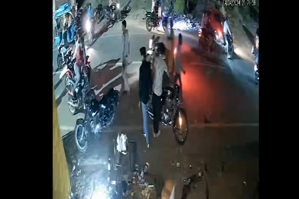 Viral Video: वर्दी वाले गुंडे! पुलिस आरक्षकों ने तोड़ी गरीबों की दुकान, अवैध धंधों में फंसाने की भी दी धमकी, वायरल हुआ वीडियो…