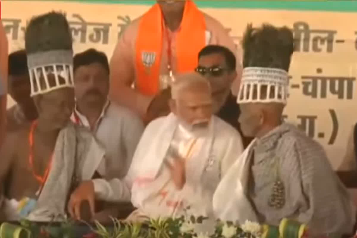 मंच पर मोदी के दोनों तरफ बैठे कौन हैं ये दो लोग, PM ने कहा ‘अयोध्या में भी पहुंचे थे आशीर्वाद देने’