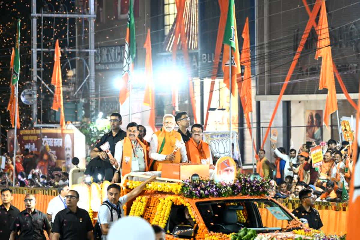 PM Modi MP Visit: राजधानी में पीएम मोदी का रोड शो, कमल का फूल लेकर किया प्रचार…
