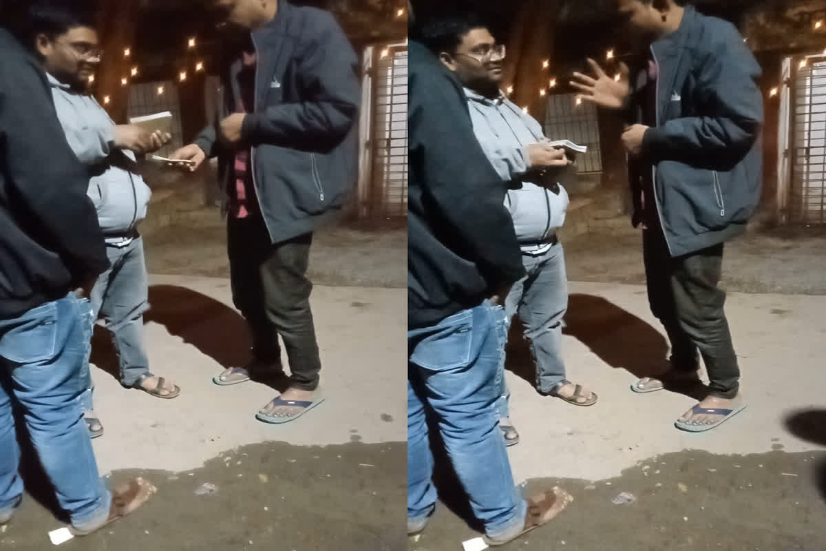 Patwari Rishwat Video Viral: किसान से खुलेआम रिश्वत लेते दिखे पटवारी साहब, सोशल मीडिया पर वायरल हुआ वीडियो