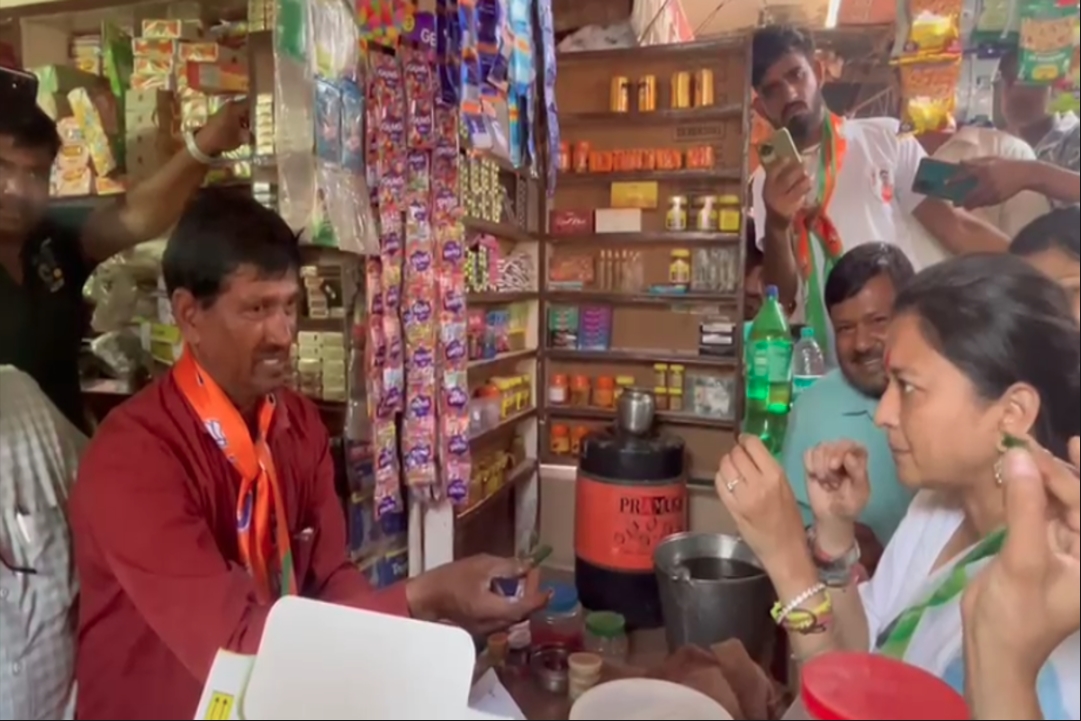 Priyadarshini Raje Scindia Video : पान की दुकान पर जाकर ग्वालियर की महारानी ने उठाया मीठे पान का लुत्फ, कहा- ‘स्वाद है लाजवाब’, देखें वीडियो..