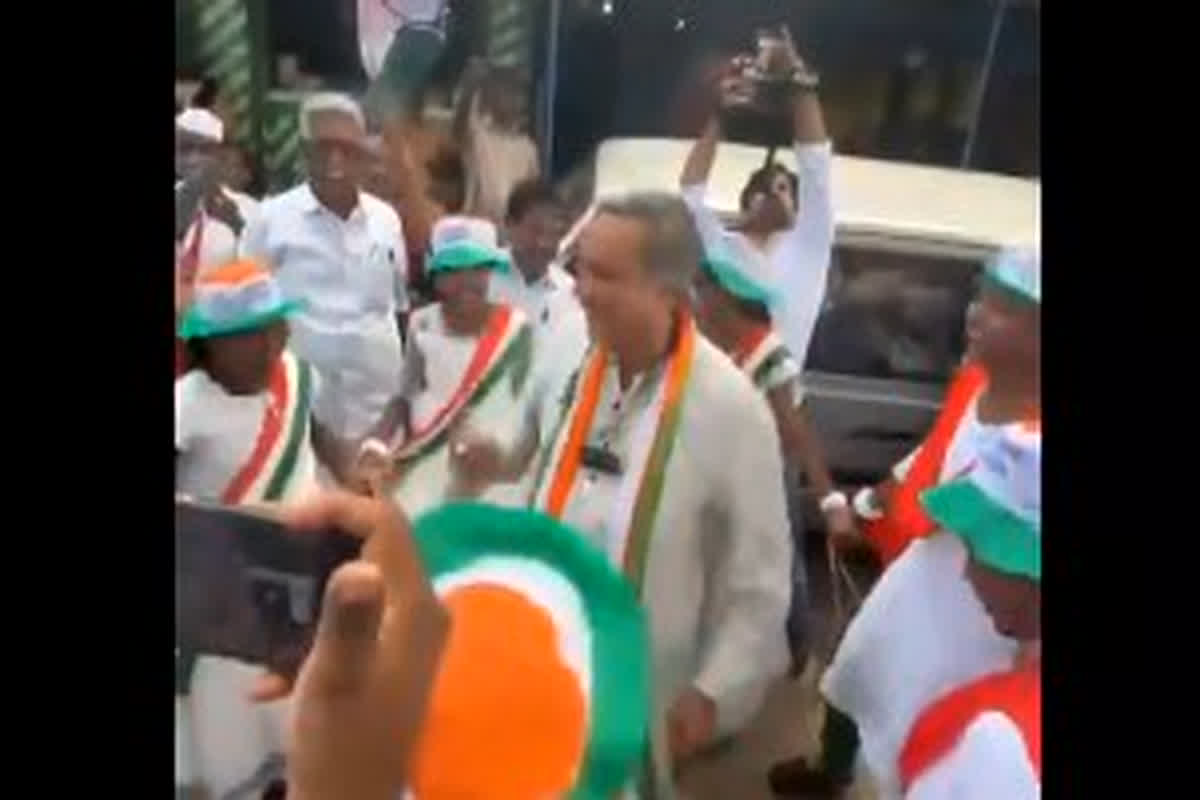 VIRAL VIDEO: चुनाव प्रचार के दौरान अनोखे अंदाज में दिखे कांग्रेस सांसद, इस गाने में लगाए ठुमके, वायरल हुआ वीडियो…