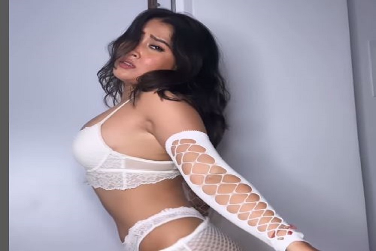 Desi Girl Sexy Video: एक्ट्रेस ने व्हाइट बिकनी में शेयर किया सेक्सी वीडियो डांस, बार बार देख रहे उनके चाहने वाले