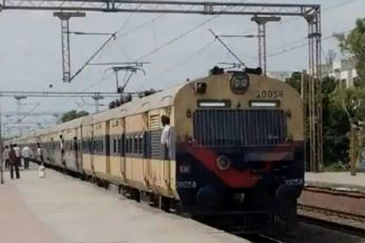 Gwalior News: शताब्दी और वंदे भारत के बाद मेमू ट्रेन पर पथराव, इंजन का कांच टूटा, आरोपियों की धरपकड़ में जुटी RPF की टीम