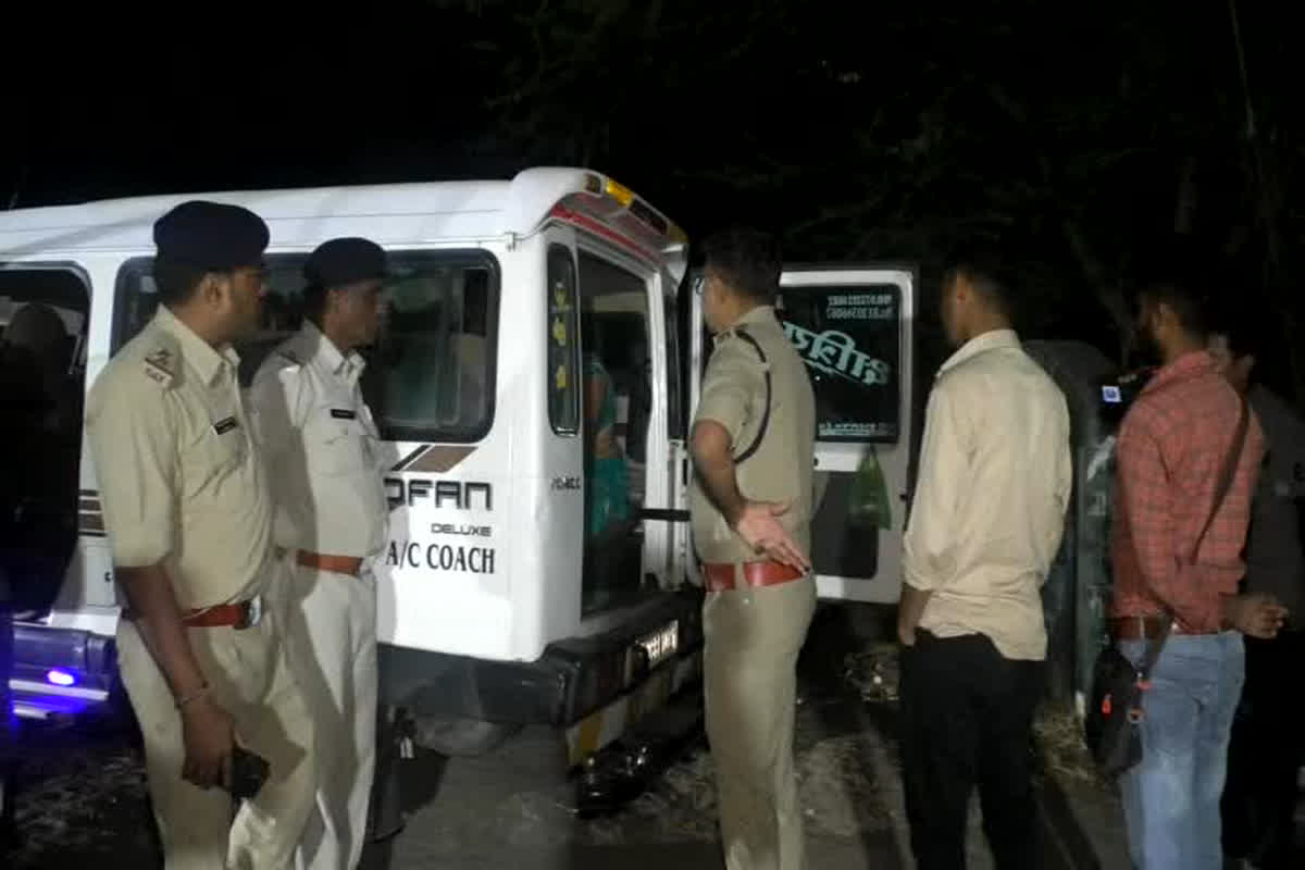 Alirajpur News: गुजरात बॉर्डर पर पुलिस की कड़ी सुरक्षा व्यवस्था, आचार सहिंता के दौरान अब तक पकड़े गए करोड़ों के अवैध शराब
