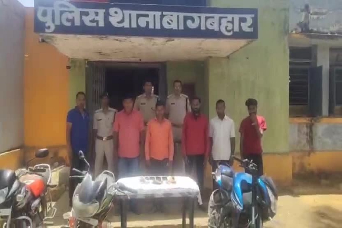 जंगल में जुआ खेलते पांच जुआरी गिरफ्तार, लाखों रुपए के सामान और नगदी जब्त