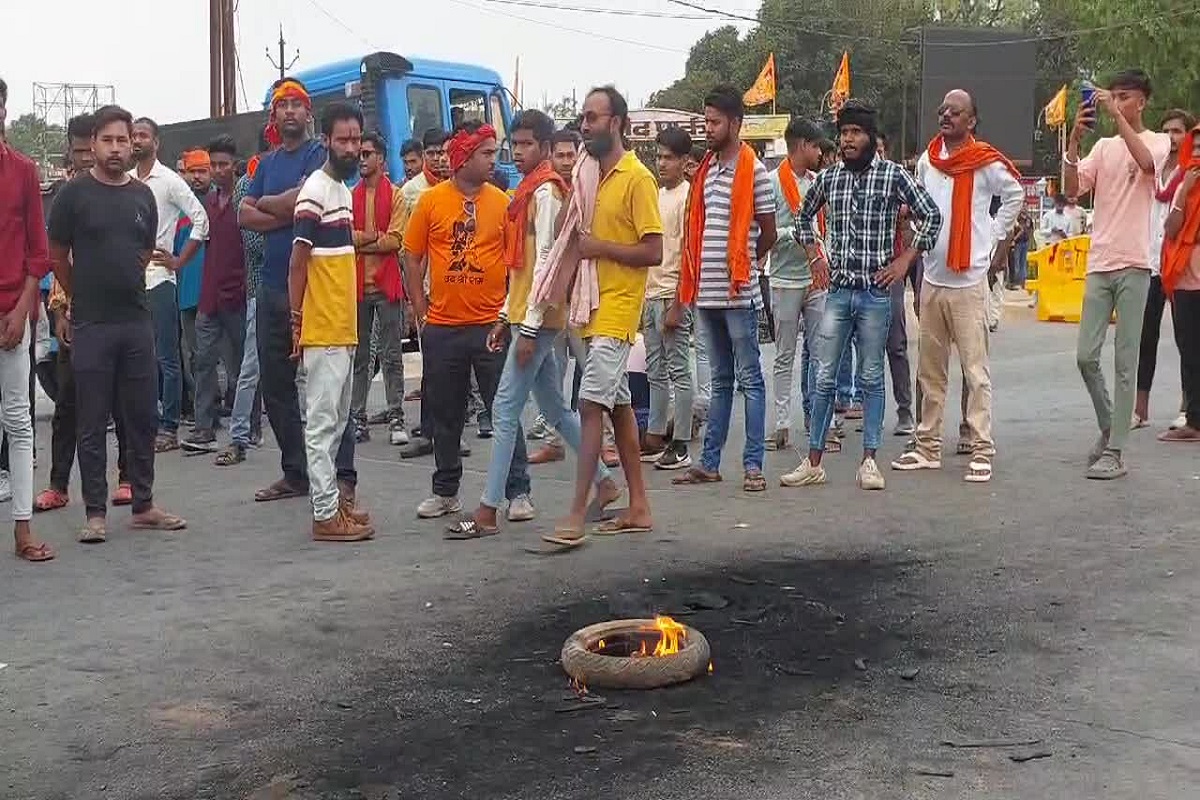 बलरामपुर में नाराज लोगों ने फूंका कृषिमंत्री का पुतला, दोहरे हत्याकांड में पुलिस के खुलासे से जताई नाराजगी