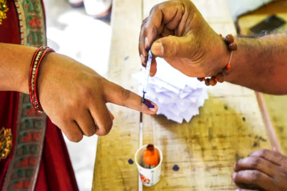 Lok Sabha Chunav 2024 Phase 7 Voting Percent: दोपहर एक बजे तक हुआ 40.09 प्रतिशत मतदान, जानें कहां कितनी हुई वोटिंग