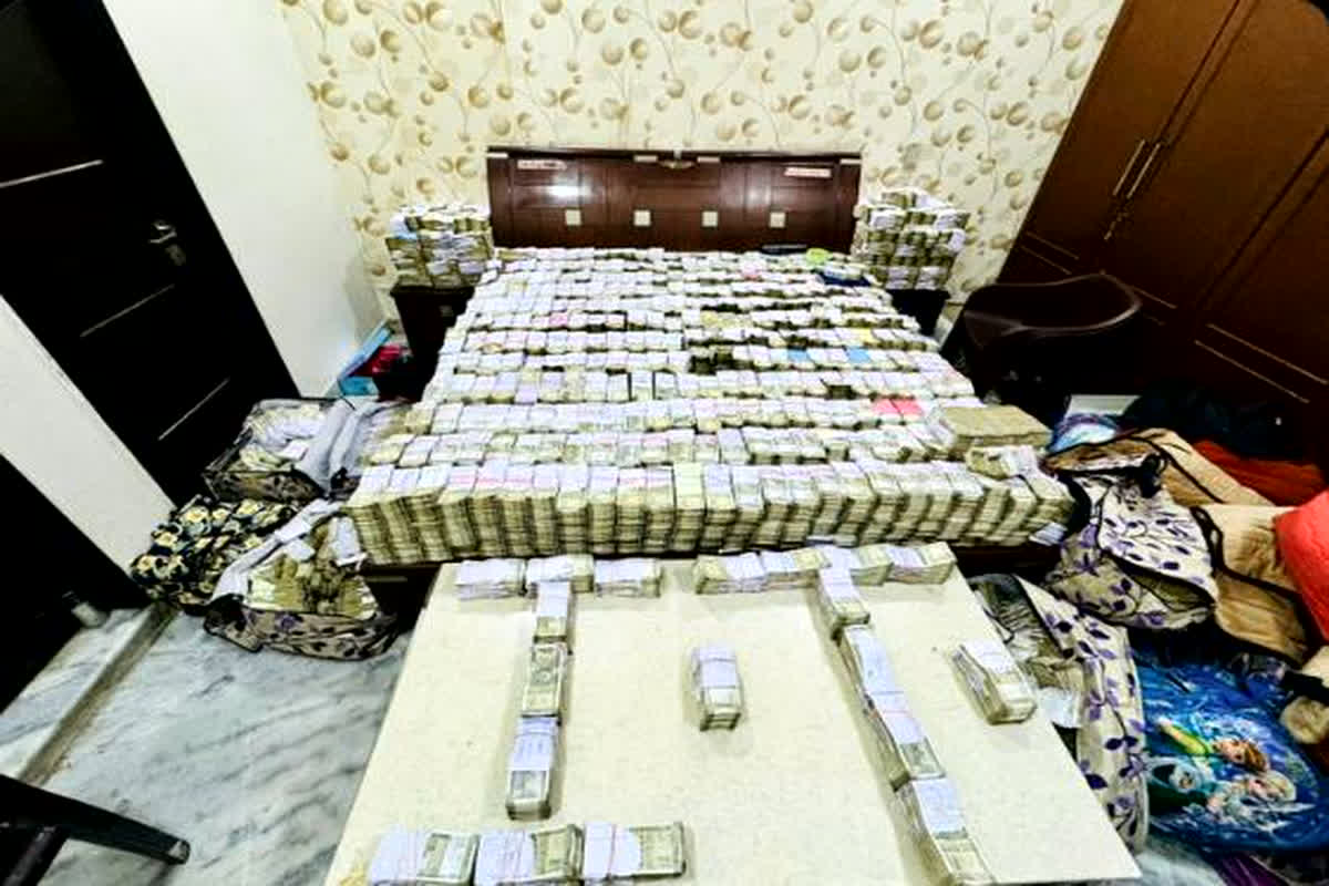 Income Tax Raid in Agra : 3 बड़े कारोबारियों के ठिकानों पर आयकर विभाग की टीम ने दी दबिश, 30 करोड़ ने ज्यादा नकदी जब्त