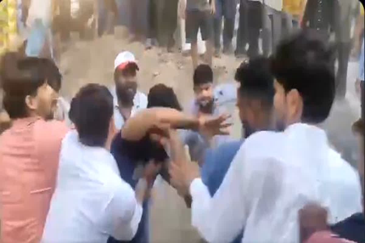 Viral Video : कन्हैया कुमार पर हमला करने वाले युवक को भीड़ ने सिखाया सबक, जमकर की पिटाई, वायरल हुआ वीडियो