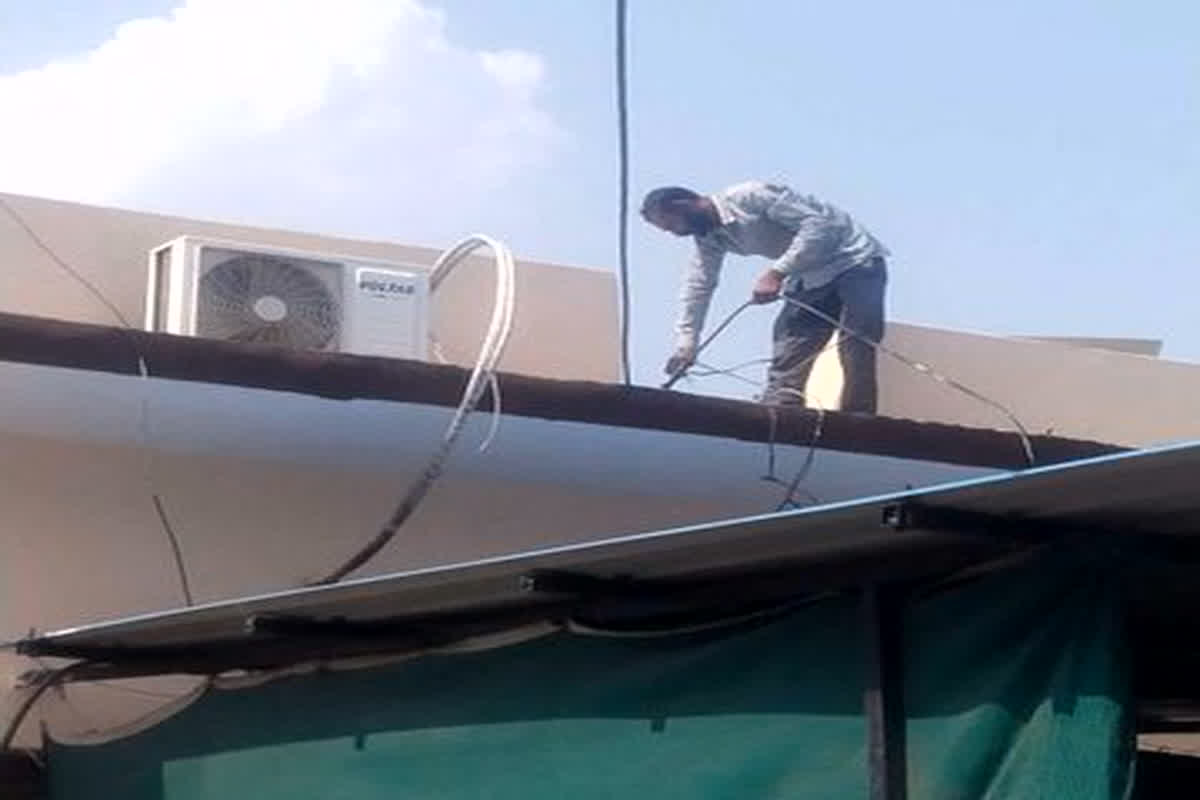 Bijli Chor: पूर्व मंत्री निकला बिजली चोर! डिस्कॉम ने काटा कनेक्शन, लगाया इतने लाख का जुर्माना…