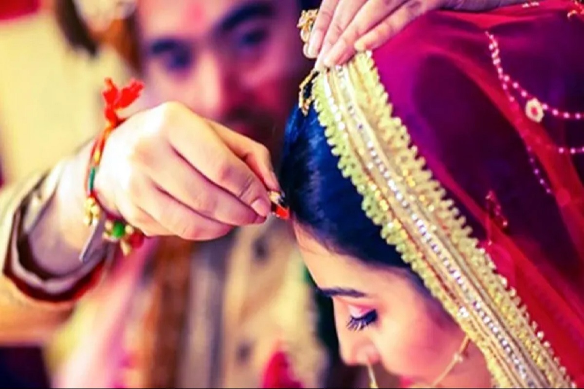 Jija Sali Marriage: सात फेरों से पहले दुल्हन दे गई दगा, दूल्हे ने साली के साथ रचा ली शादी, देखते रह गए परिजन