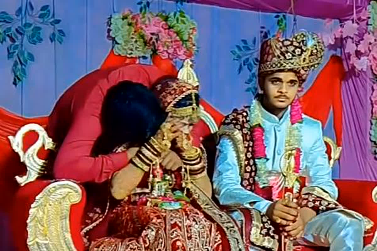 Boyfriend Kisses Bride on Stage: दुल्हन के आशिक ने स्टेज पर आकर लगाया गले, फिर लगा चूमने, आखिर क्या बीती होगी दूल्हे पर देखिए वीडियो में