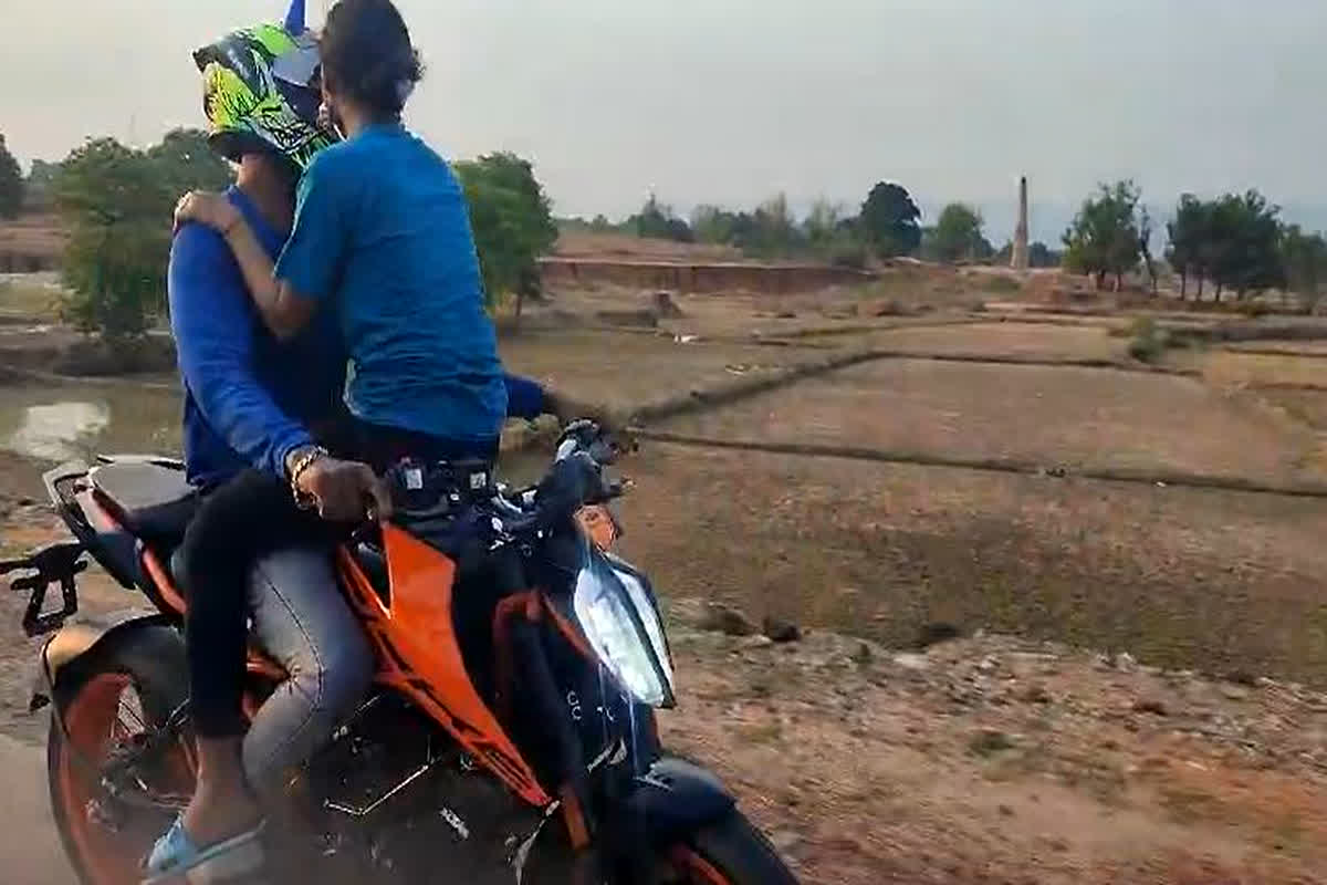 Couple Romance on Bike: KTM पर छपरीपना कर रहे थे प्रेमी-प्रेमिका, बगल से गुजर रहे थे SP साहब, देखिए बाइक पर रोमांस का वीडियो