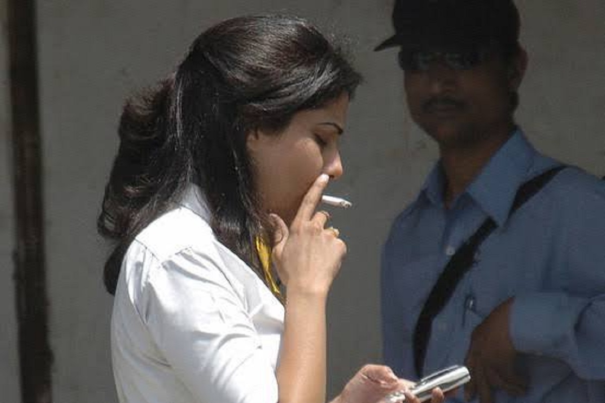 Smoking : धुंआ उड़ाने में लड़कियां भी नहीं है पीछे, 10 सालों में इतनी बढ़ गई सिगरेट पीने वाली युवतियों की संख्या, कारण जानकर रह जाएंगे हैरान