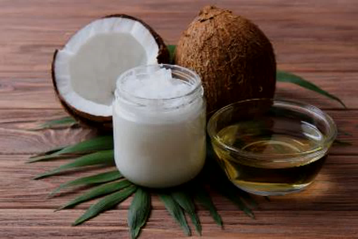 Coconut Oil Benefits: औषधीय गुणों से भरपूर है नारियल तेल, खाने से लेकर ब्यूटी तक देते हैं गजब के फायदे…
