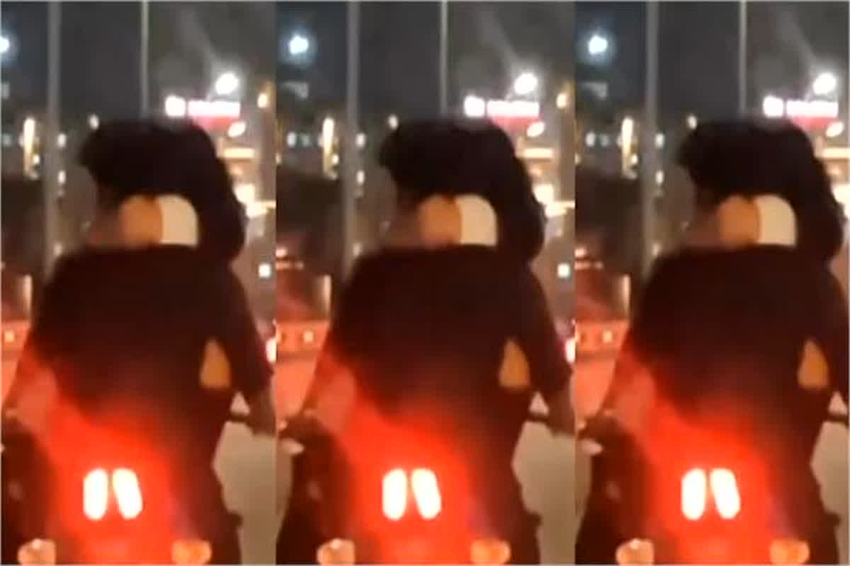 Couple Romance CCTV Footage: होने वाली पत्नी के साथ बीच सड़क पर खुल्लम खुल्ला रोमांस करने लगा युवक, शहर के कई CCTV कैमरे में कैद हो गया रोमांटिक सीन