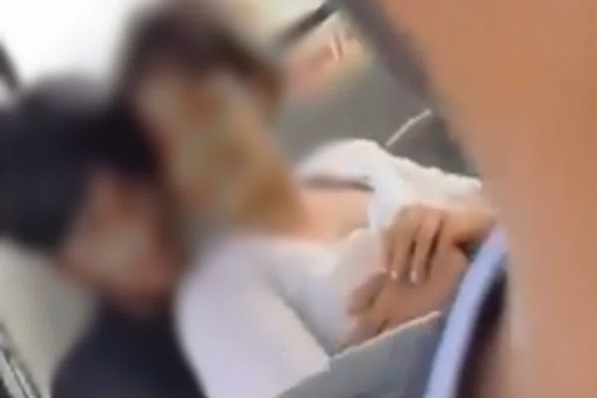 DTC Bus Couple Romance Video: बस में खुल्लम खुल्ला रोमांस करते प्रेमी जोड़े का वीडियो वायरल, 2 मिनट के वीडियो ने सोशल मीडिया पर मचाया गदर