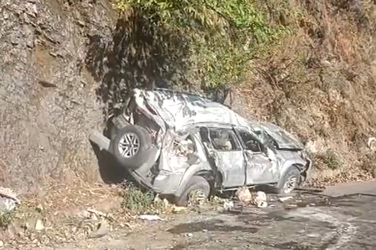 Dehradun Accident:  भीषण सड़क हादसा! अनियंत्रित होकर खाई में गिरी कार, हादसे में 5 लोगों की मौत