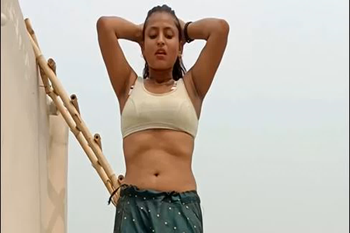 Desi Bhabhi Hot Sexy Video: गांव वाली भाभी ने बिना ब्लाउज पहने छत पर किया डांस, आखें सेंकते नजर आए पड़ोसी लड़के और बूढ़े