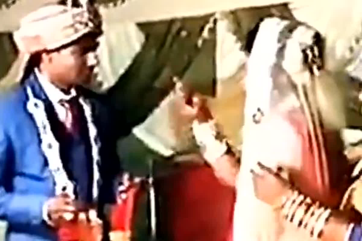 Bride Misbehave with Groom: जयमाला से पहले स्टेज पर ही दूल्हे ने दबा दिया दुल्हन का ये अंग, माला फेंक गुस्से से हो गई लाल, मेहमानों के सामने उतार दिया भूत