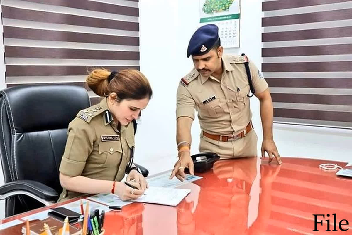 Head Constable Chewing Gutkha in front DIG: लेडी सिंघम के सामने गुटखा चबा रहा था हेड कॉन्स्टेबल, मैडम ने दिया ऐसा झटका कि आजीवन रहेगा याद