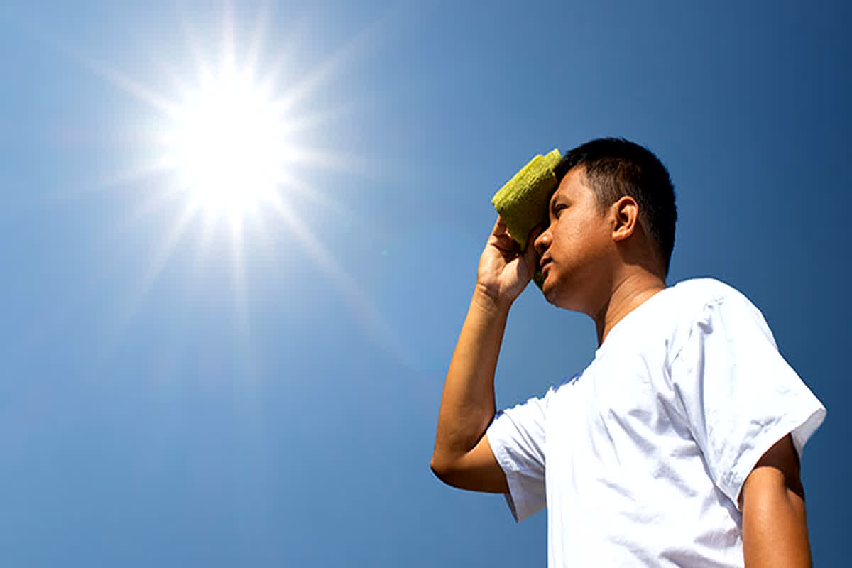 Heat Stroke Prevention: भीषण गर्मी के बीच लोगों में बढ़ रहा हिट स्ट्रोक का ख़तरा, लक्षण और बचने के आसान तरीके जानें यहां