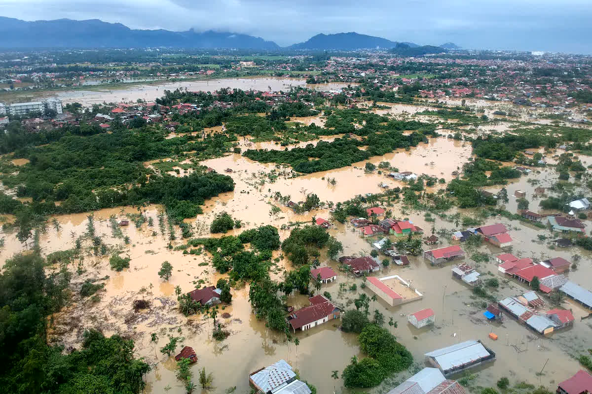 Indonesia Floods: बाढ़ ने मचाई भारी तबाही… ठंडे लावा के चलते अब तक 40 से ज्यादा लोगों की मौत, कई लोग लापता