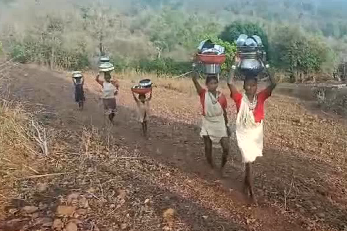Kawardha Water Crisis: जिले के ग्रामीण क्षेत्रों में जलसंकट, पानी की एक-एक बूंद के लिए तरस रहे ग्राणीण, मचा हाहाकार
